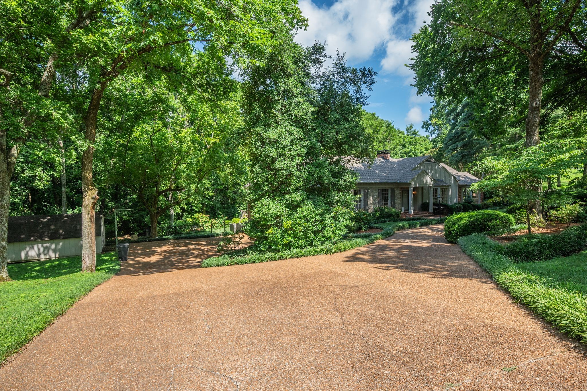 1252 Saxon Dr