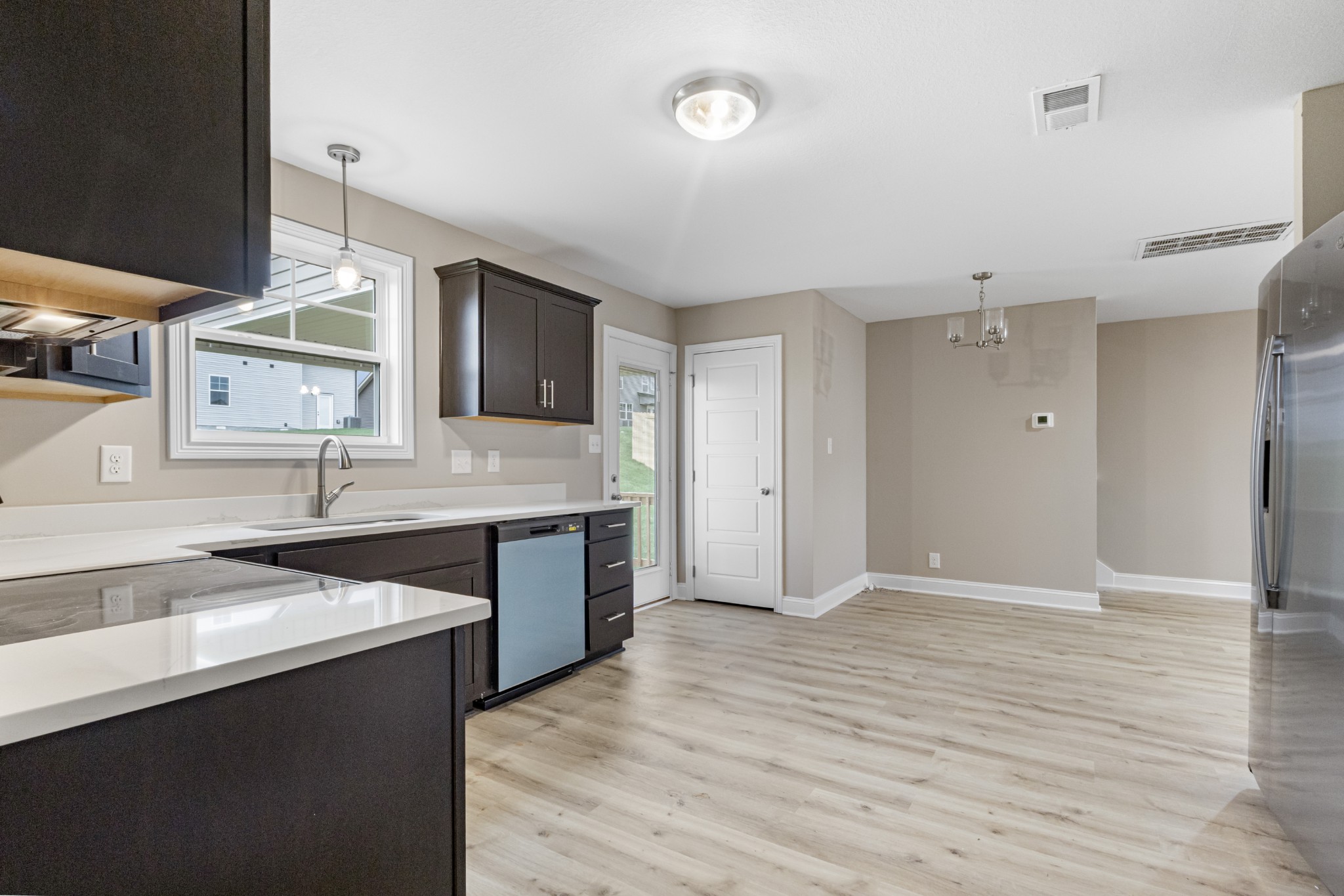 Clarksville, Tennessee 37040, United States, 3 Bedrooms Bedrooms, ,3 BathroomsBathrooms,Residential,Active,49074