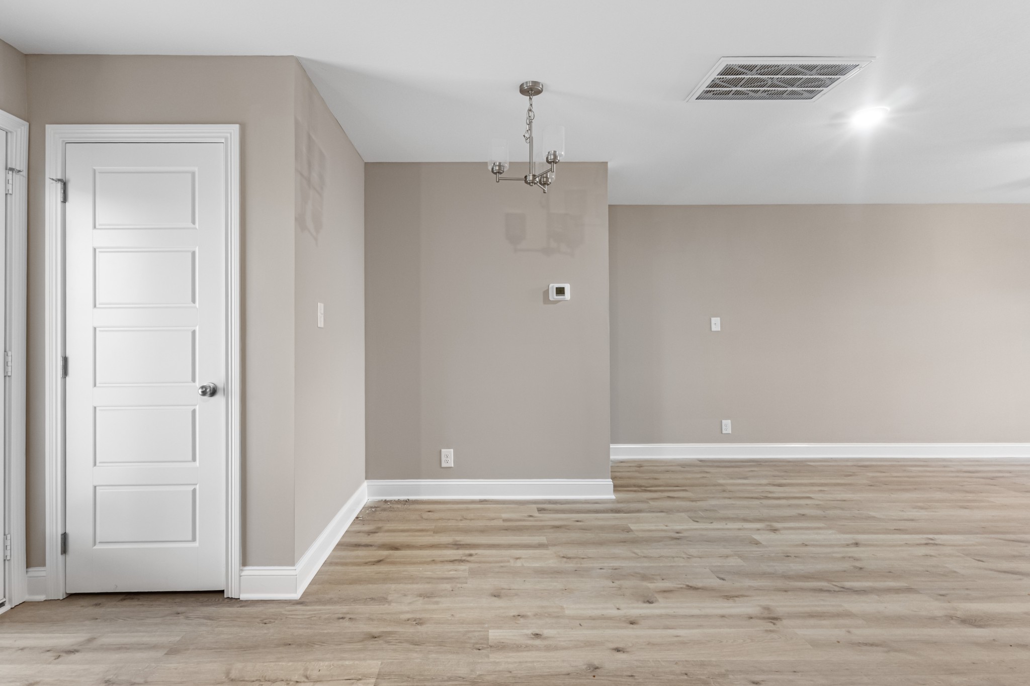 Clarksville, Tennessee 37040, United States, 3 Bedrooms Bedrooms, ,3 BathroomsBathrooms,Residential,Active,49074