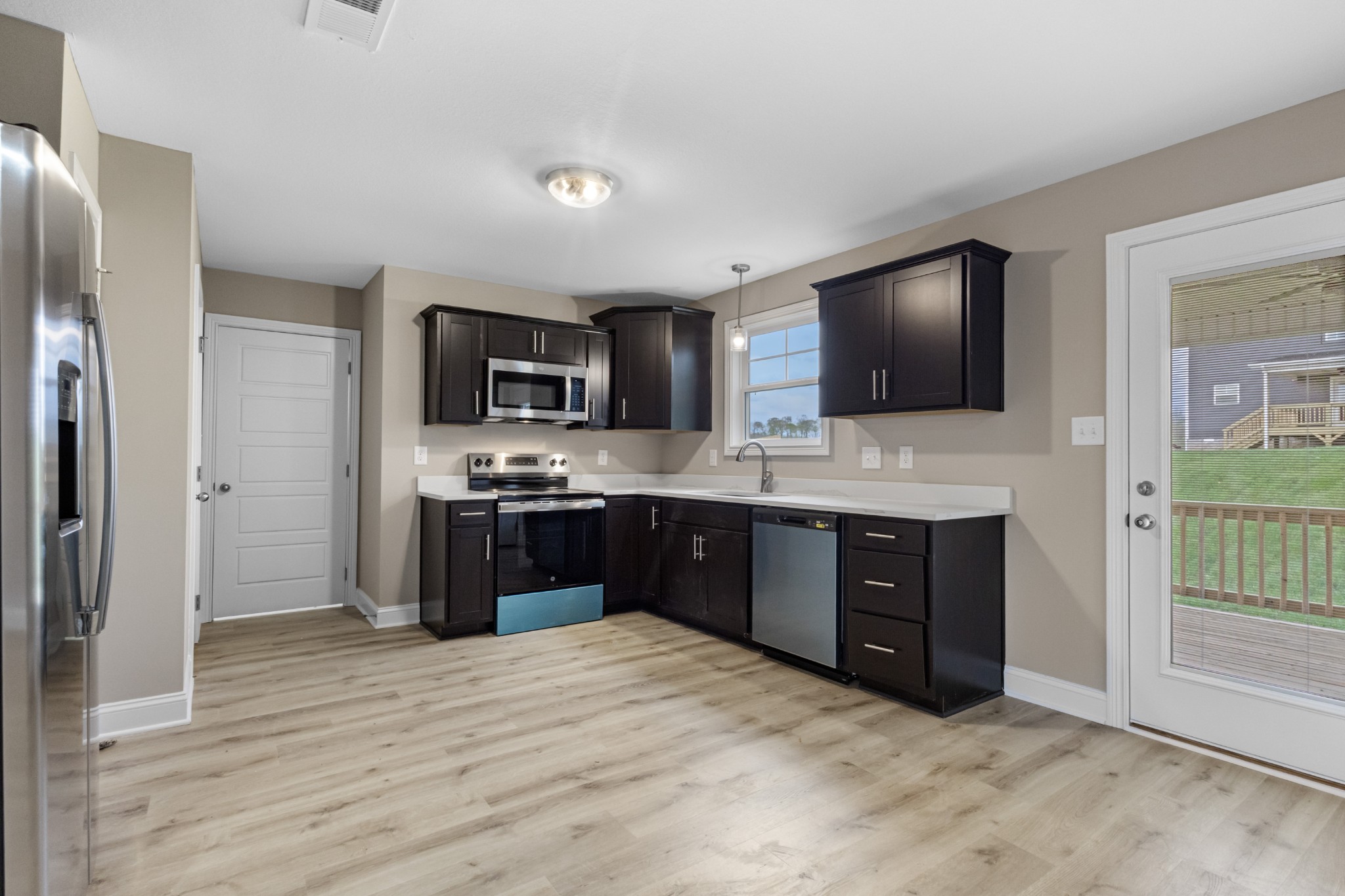 Clarksville, Tennessee 37040, United States, 3 Bedrooms Bedrooms, ,3 BathroomsBathrooms,Residential,Active,49074