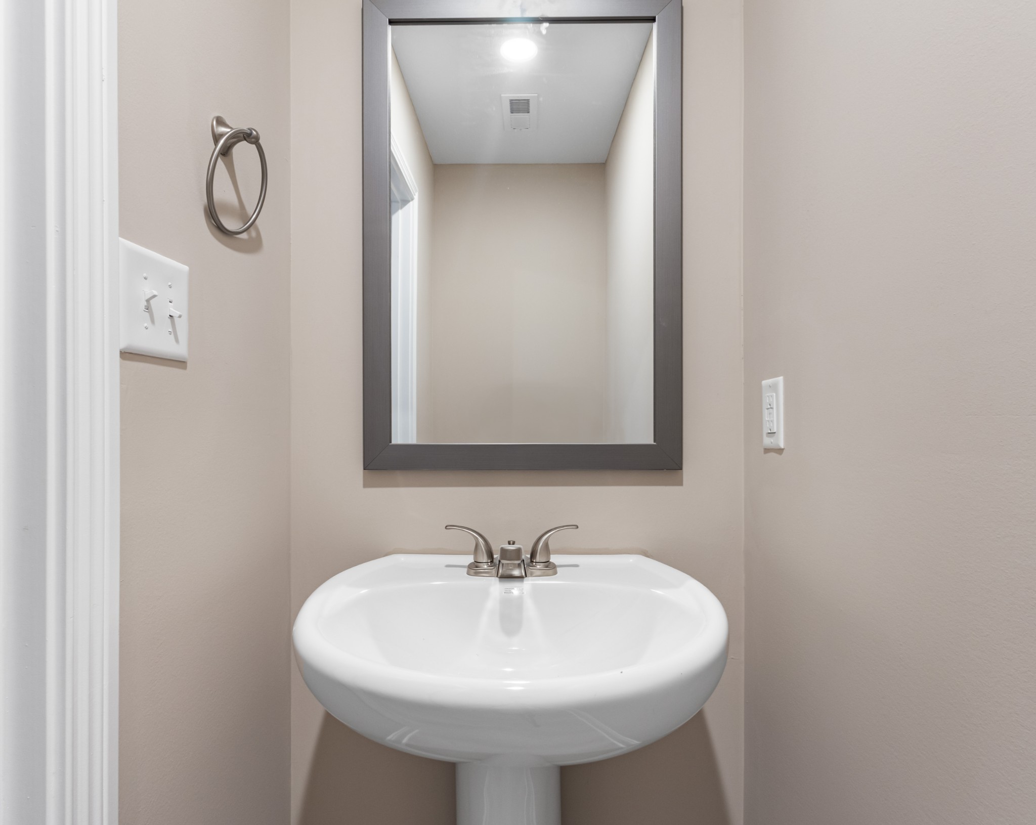 Clarksville, Tennessee 37040, United States, 3 Bedrooms Bedrooms, ,3 BathroomsBathrooms,Residential,Active,49074