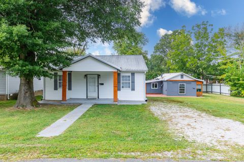 Photo of 114 N Pine St, Hohenwald, TN 38462 (MLS # 2990506)