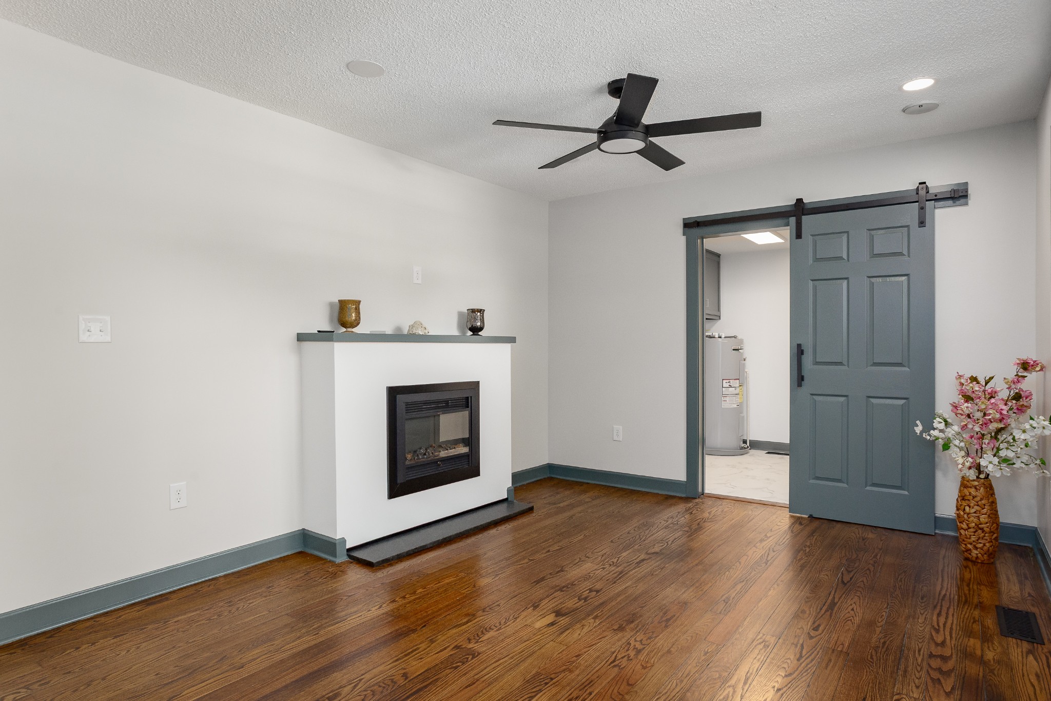 406 W Grand Ave