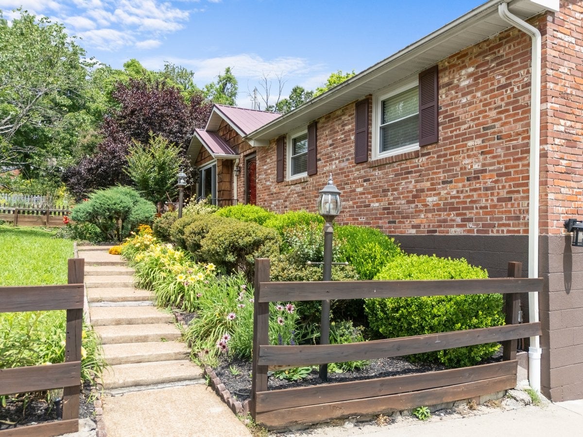 4-bed home sold in Nashville, TN 37211, 220 Nunley Dr 220 Nunley Dr, Nashville TN 37211 4-bed home, photo 4 of 30
