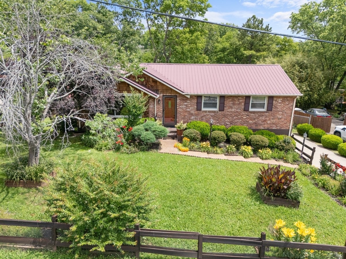 4-bed home sold in Nashville, TN 37211, 220 Nunley Dr 220 Nunley Dr, Nashville TN 37211 4-bed home, photo 2 of 30
