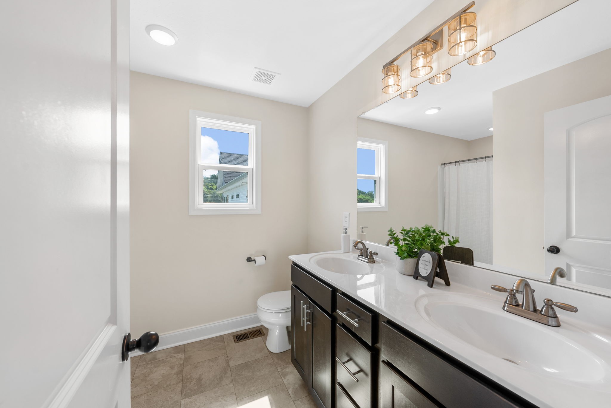 Clarksville, Tennessee 37040, United States, 3 Bedrooms Bedrooms, ,2 BathroomsBathrooms,Residential,Active,165874