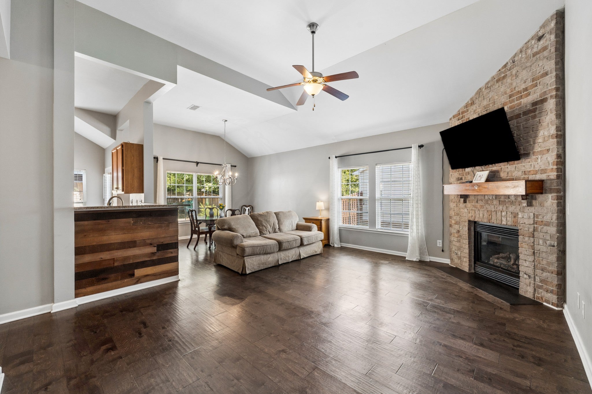 1015 Achiever Cir