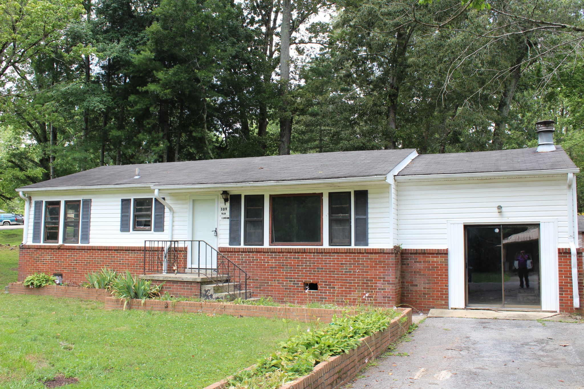 309 Rickenbacker Dr