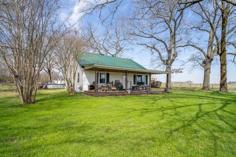 135 Campbellsville Pike Ethridge TN 38456