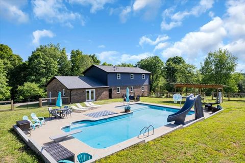 Photo of 2072 McMahan Hollow Rd, Pleasant View, TN 37146 (MLS # 3205368)