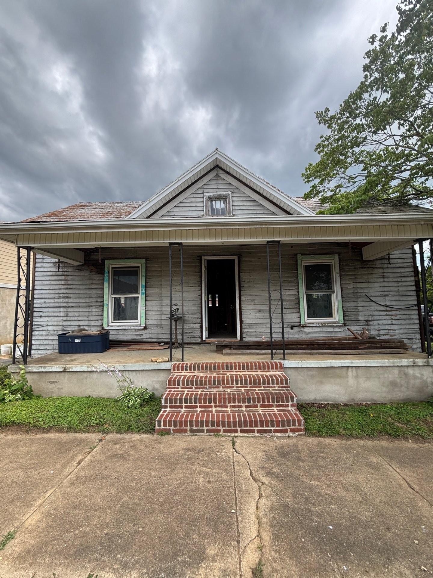 Photo 1 of 85 — 304 E Cottage Ave, Elizabethton, TN 37643