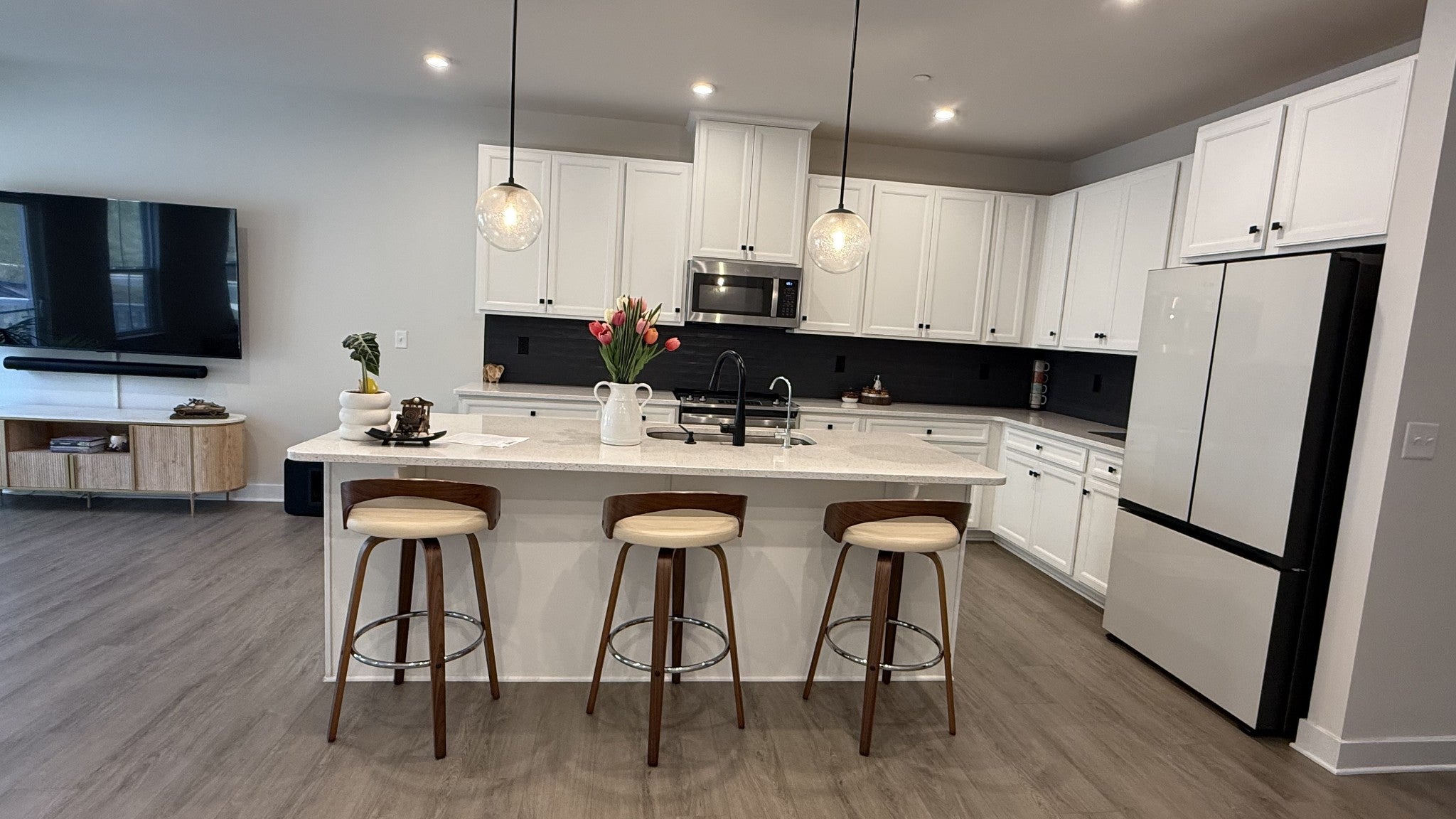 1047 Mountain View Dr
