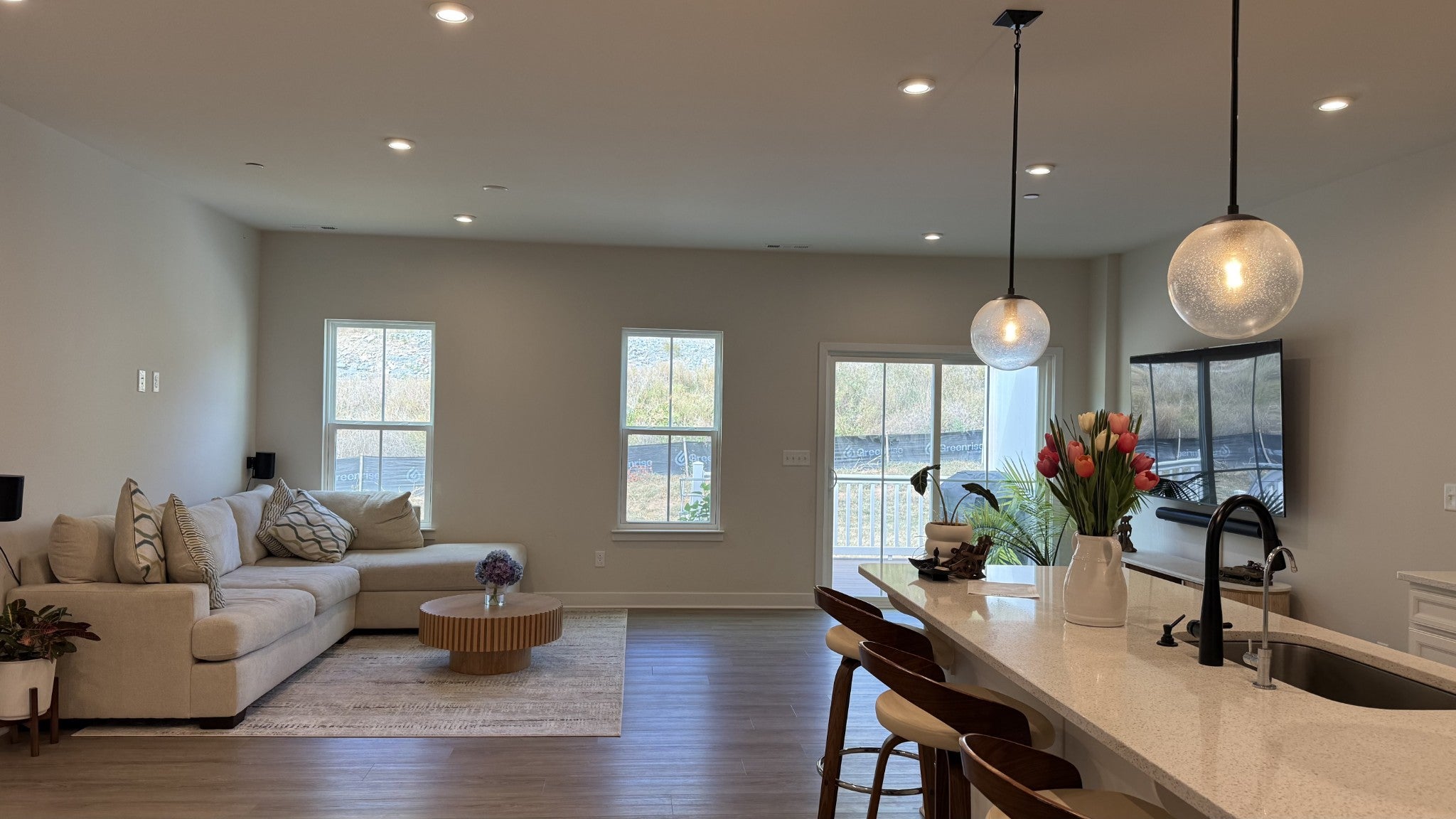 1047 Mountain View Dr