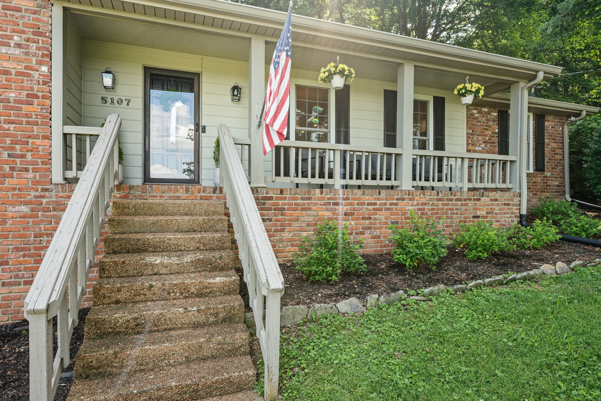 5107 Stoneleigh Cir