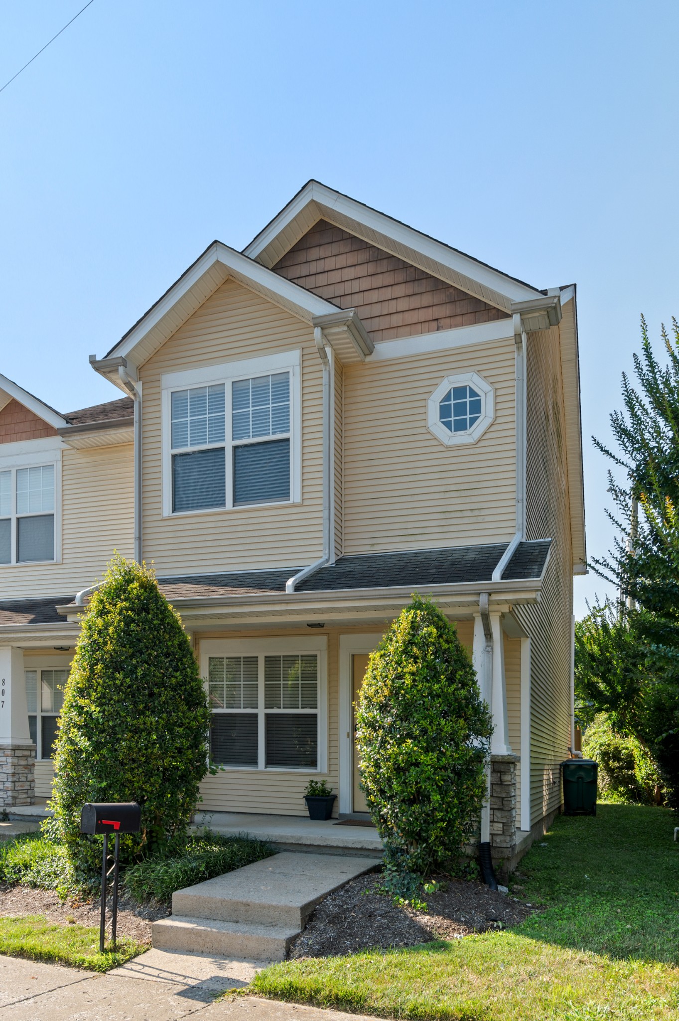 809 Benton Ave