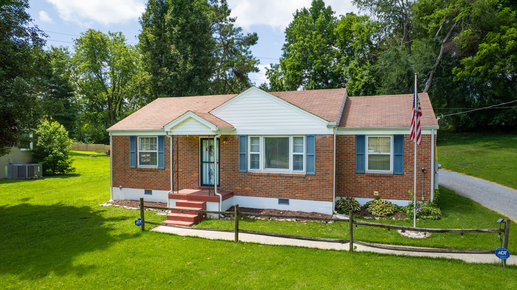 Photo 1 of 33 — 3107 Crosswood Dr, Nashville, TN 37214