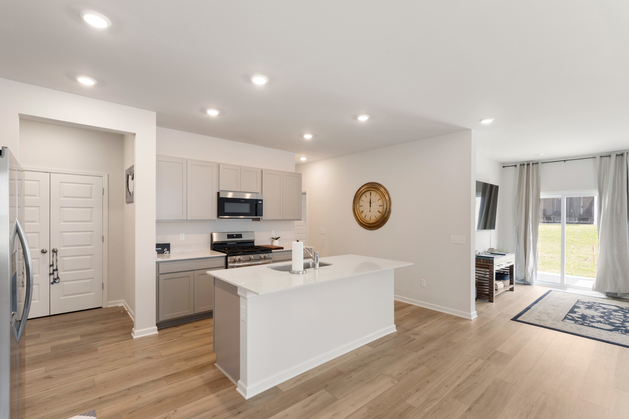 547 Torrey Pines Ln