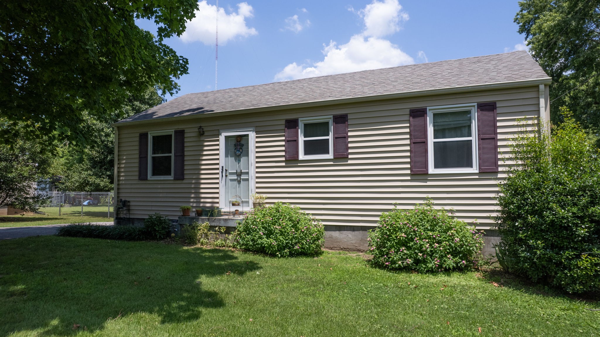 1904 Dahlia Dr
