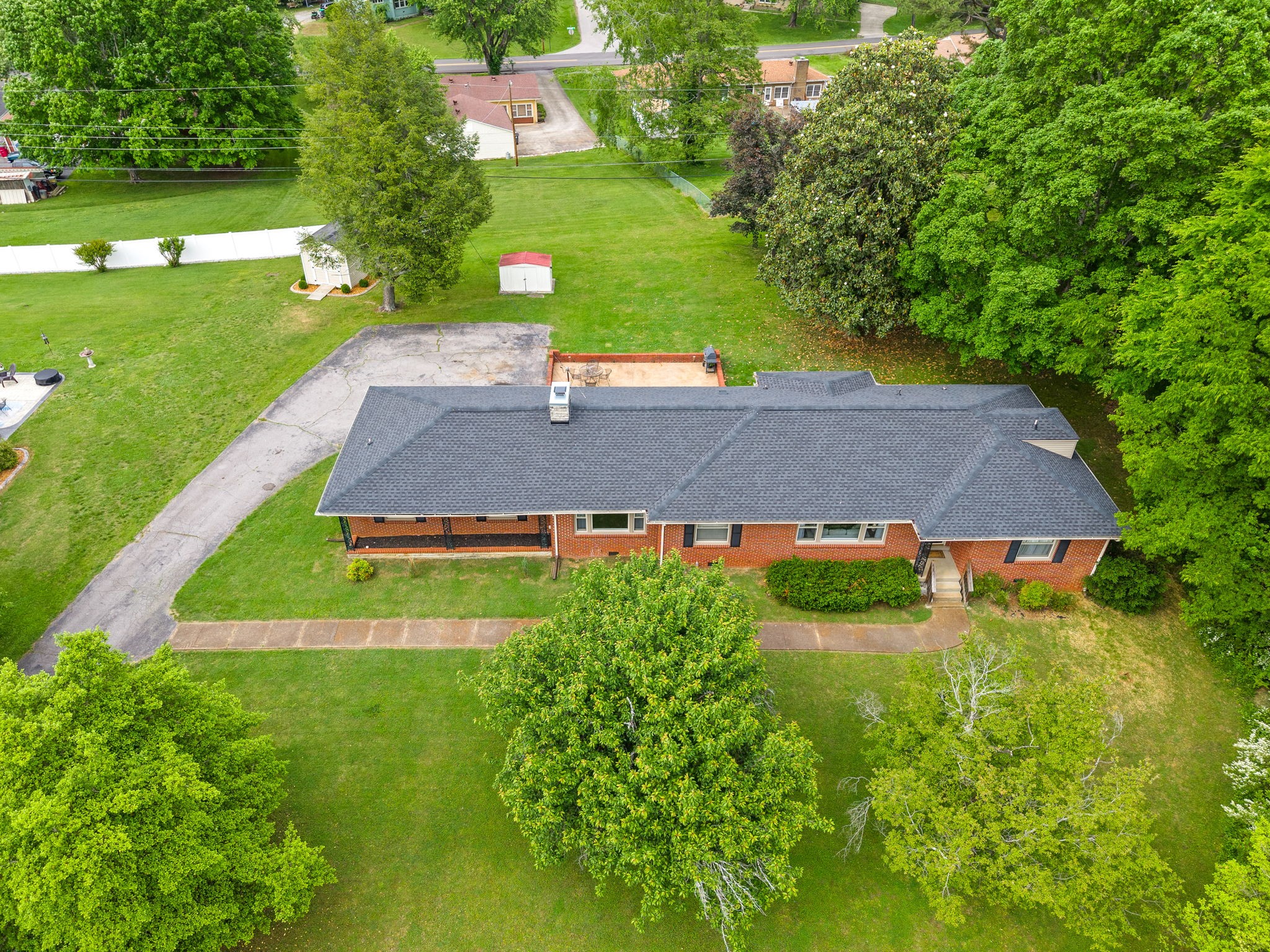 Clarksville, Tennessee 37043, United States, 4 Bedrooms Bedrooms, ,2 BathroomsBathrooms,Residential,Pending,33370