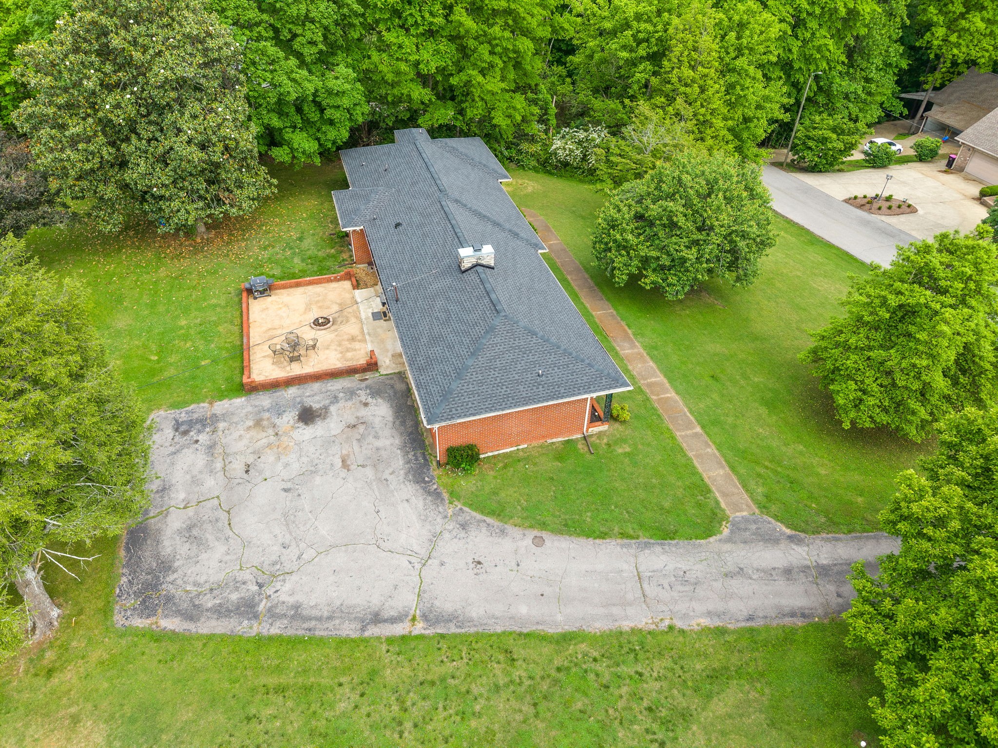 Clarksville, Tennessee 37043, United States, 4 Bedrooms Bedrooms, ,2 BathroomsBathrooms,Residential,Pending,33370