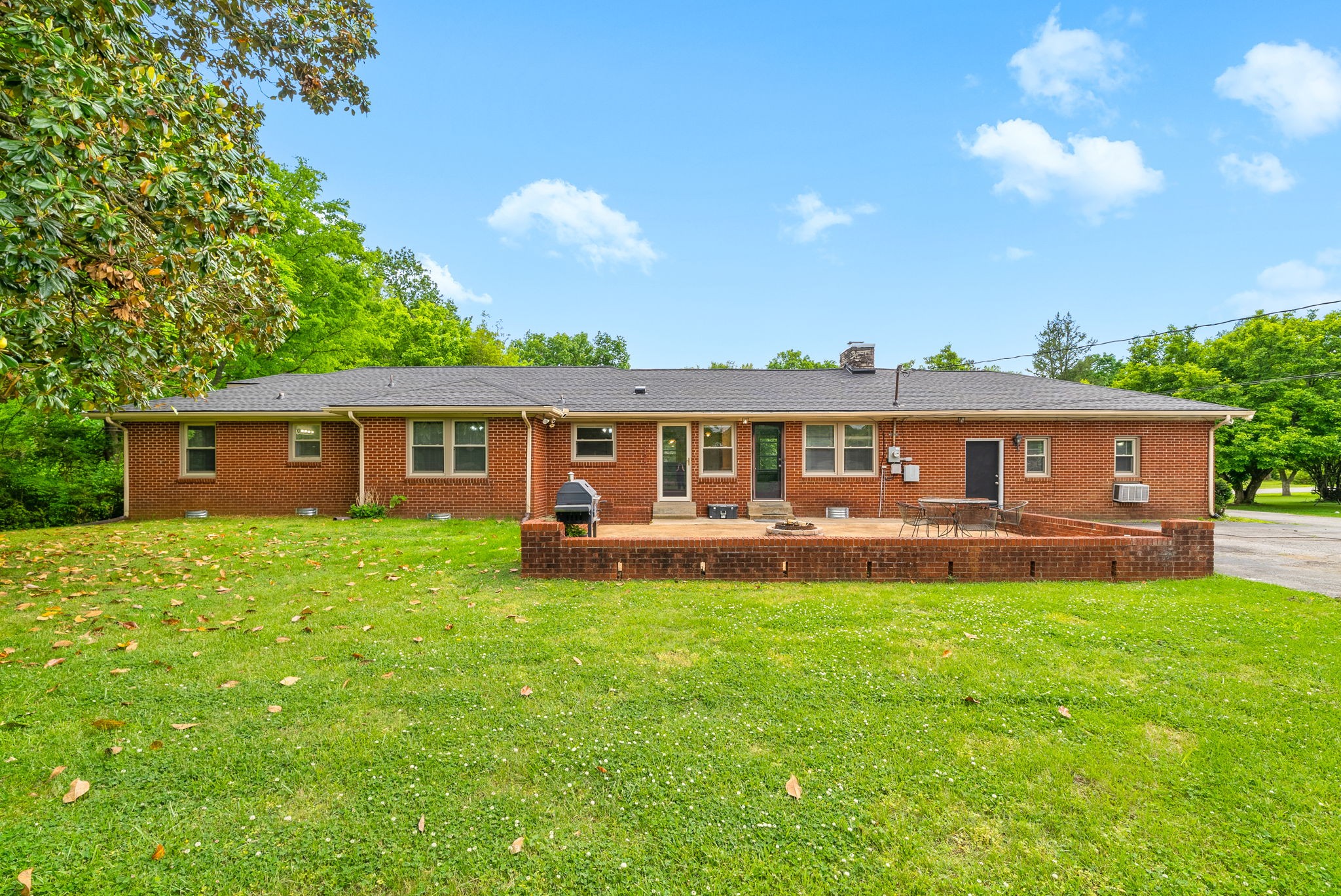 Clarksville, Tennessee 37043, United States, 4 Bedrooms Bedrooms, ,2 BathroomsBathrooms,Residential,Pending,33370