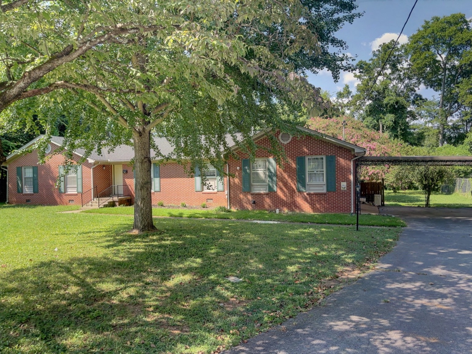 1006 W Clark Blvd