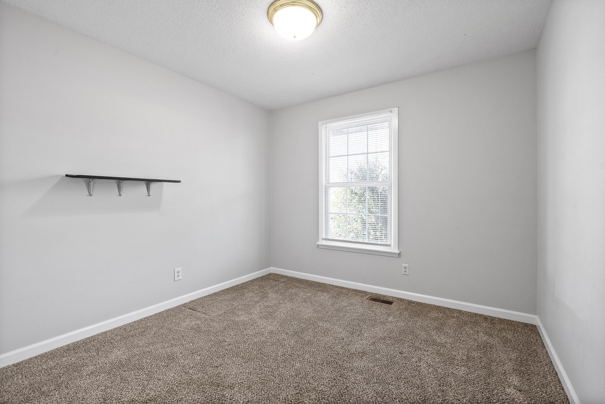 Clarksville, Tennessee 37042, United States, 3 Bedrooms Bedrooms, ,2 BathroomsBathrooms,Residential,Active,237025