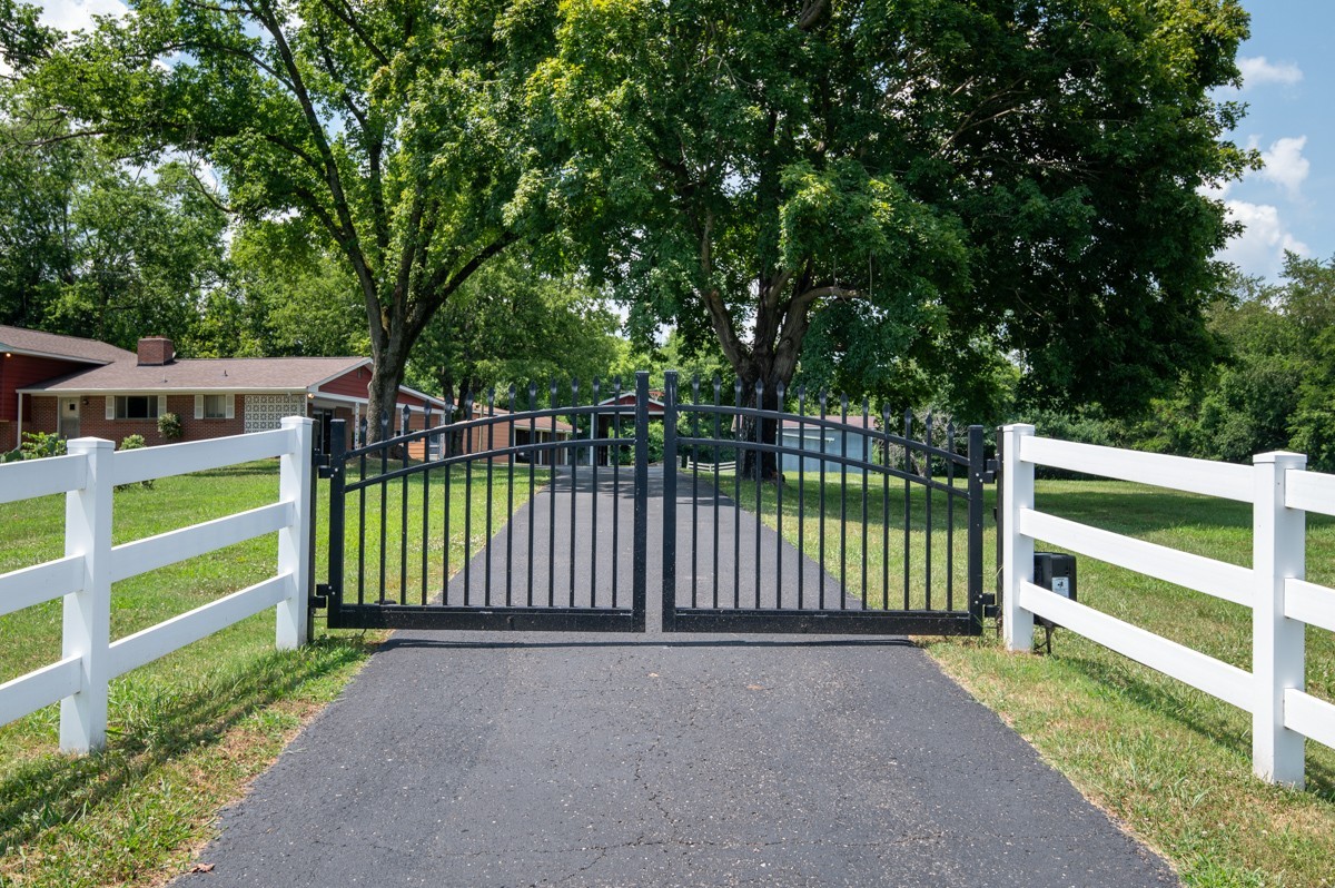 1386 Long Hollow Pike
