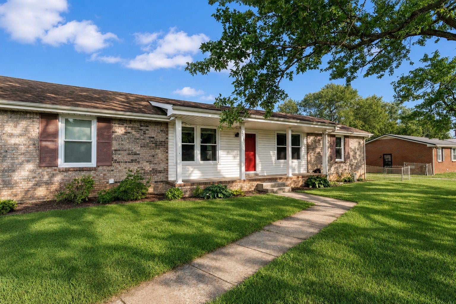2233 Robin Dr