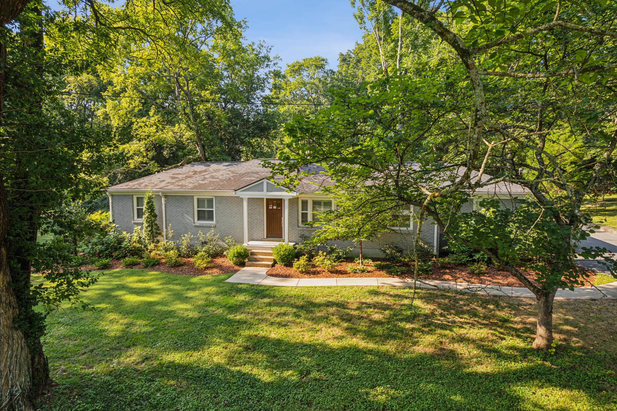 821 W Hillwood Dr