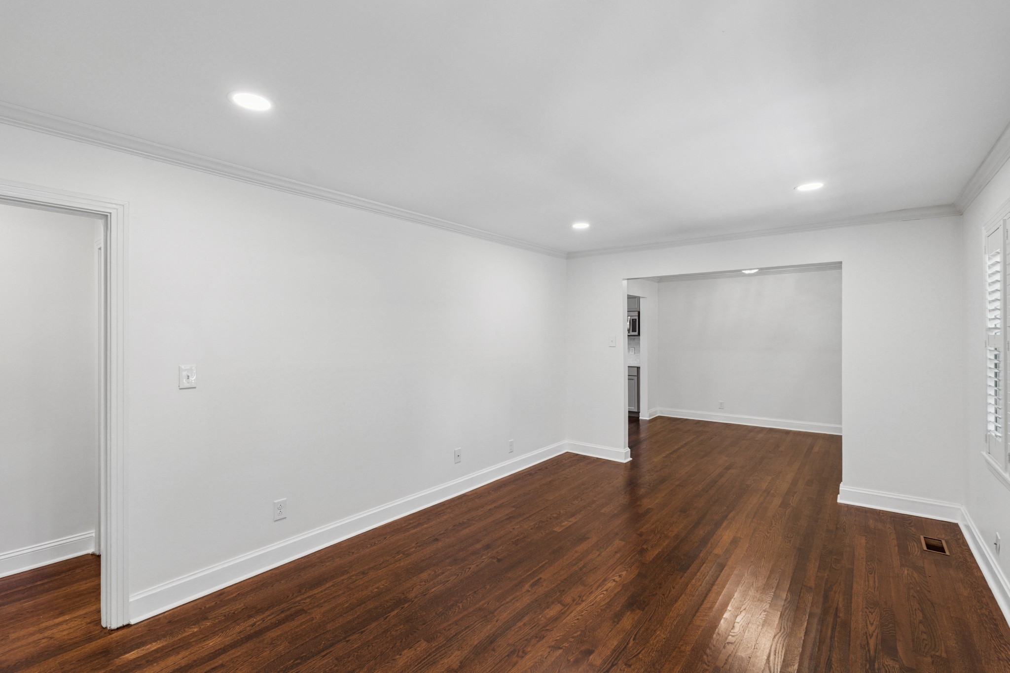 821 W Hillwood Dr