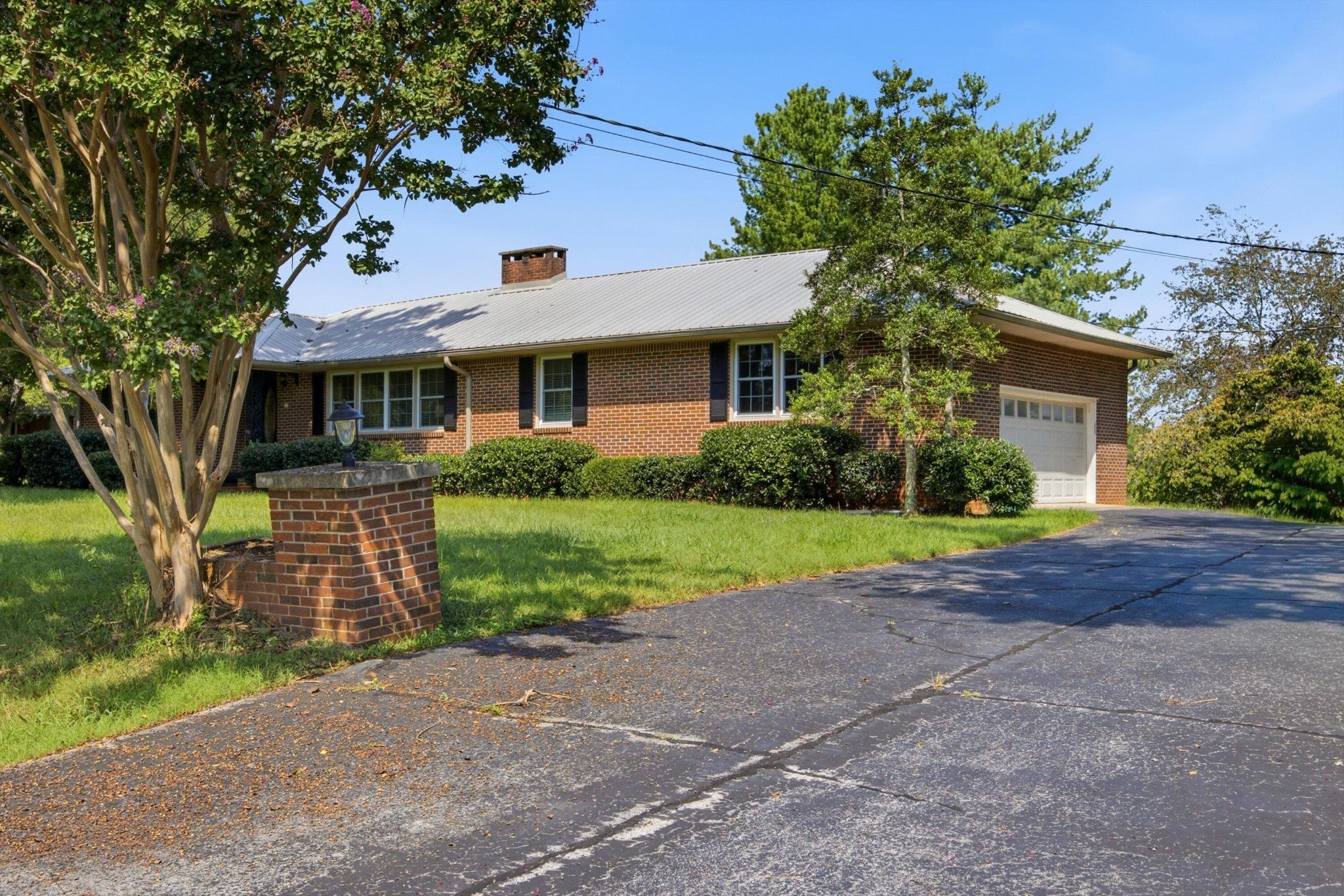 401 E Petty Lane