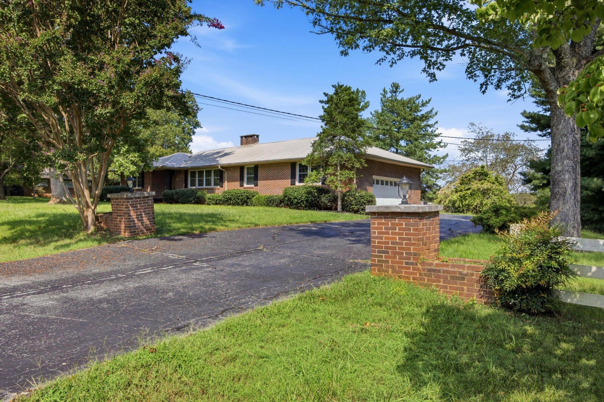 401 E Petty Lane