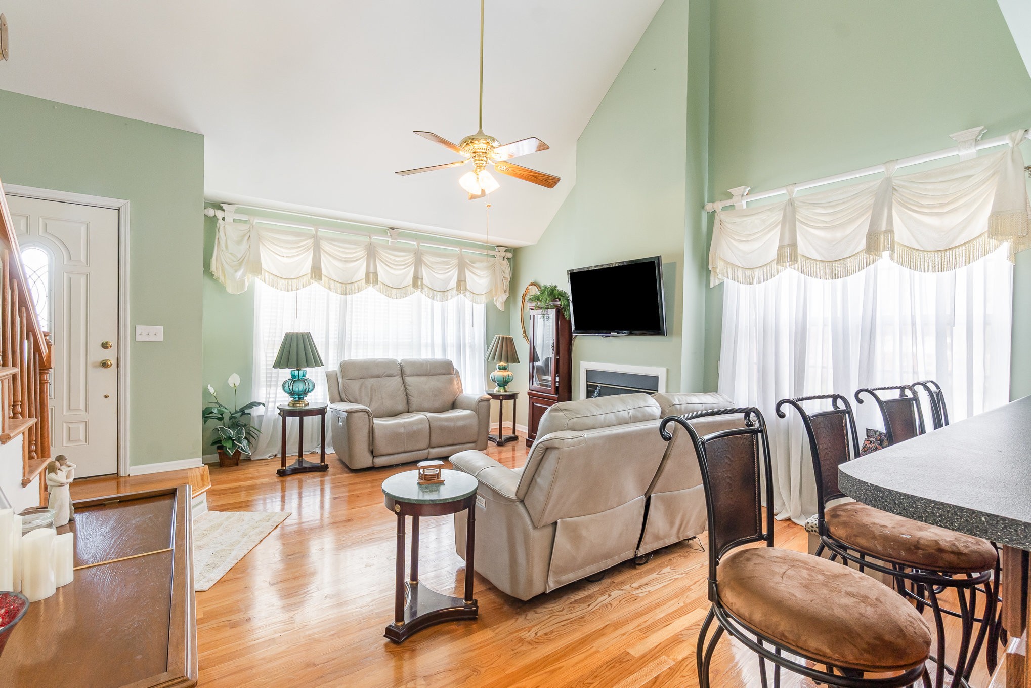 511 Lakeside Dr