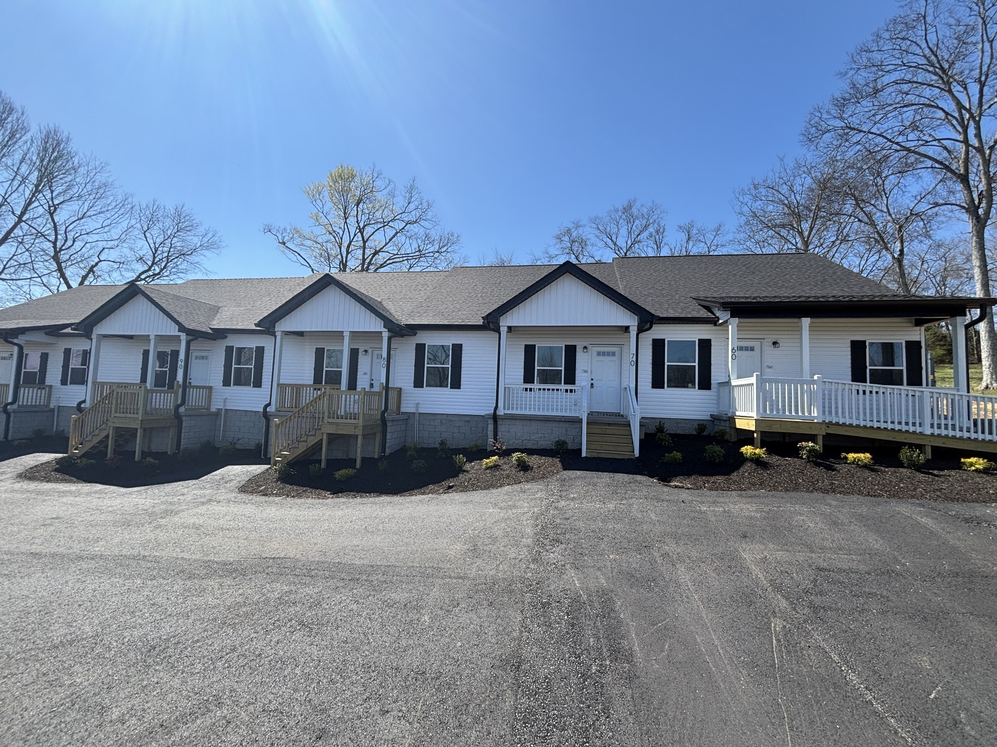 90 Five Oaks Ln
