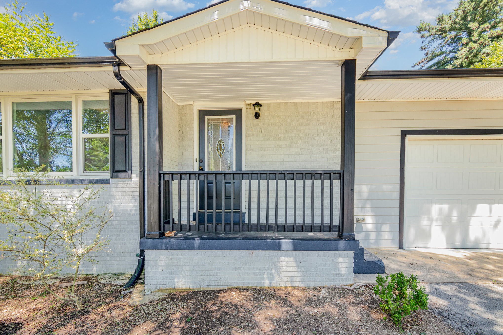 2557 Woodlawn Rd