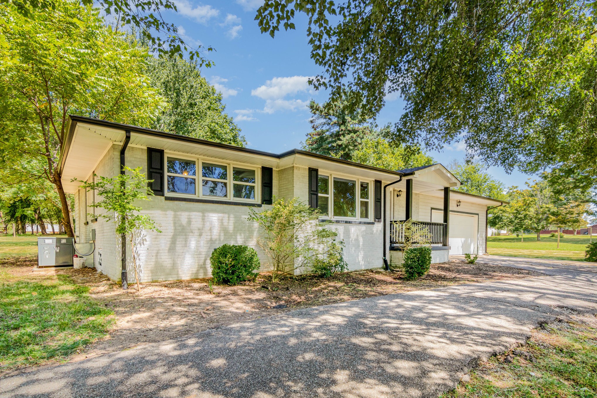 2557 Woodlawn Rd