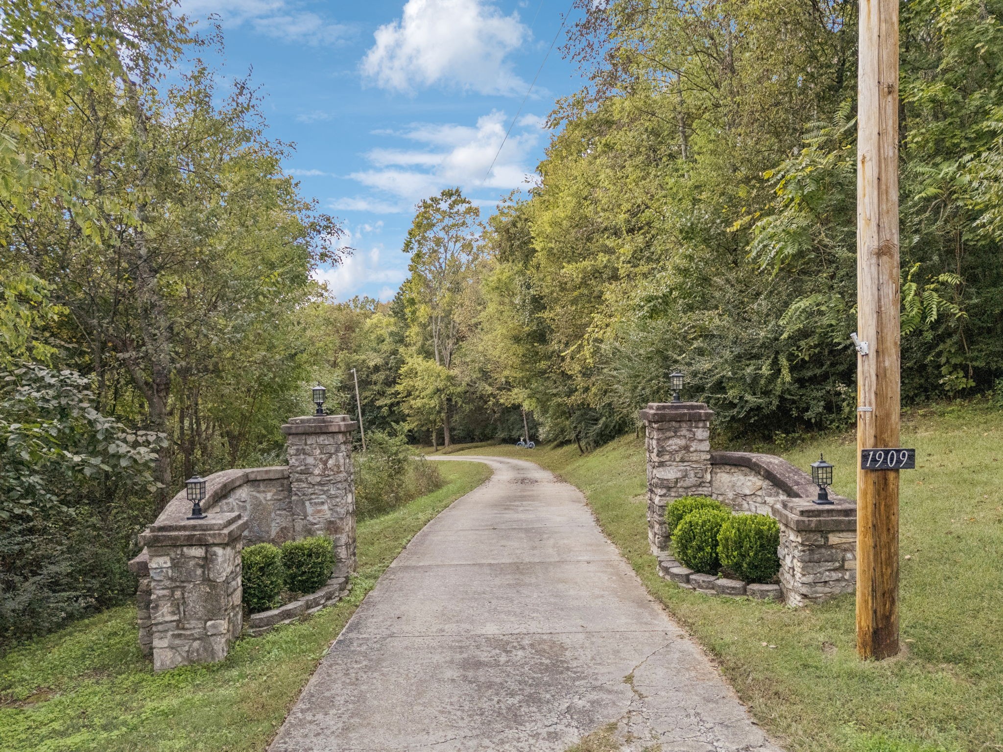 1909 Dr Robinson Rd