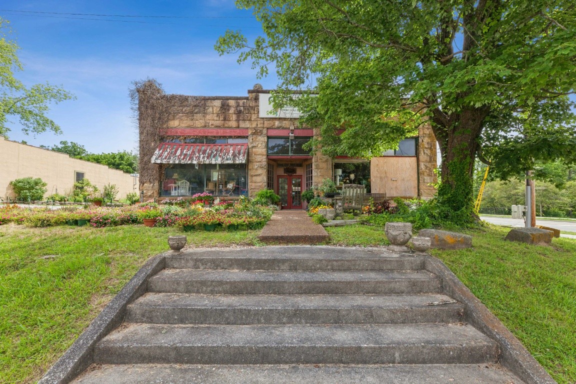 10 University Ave