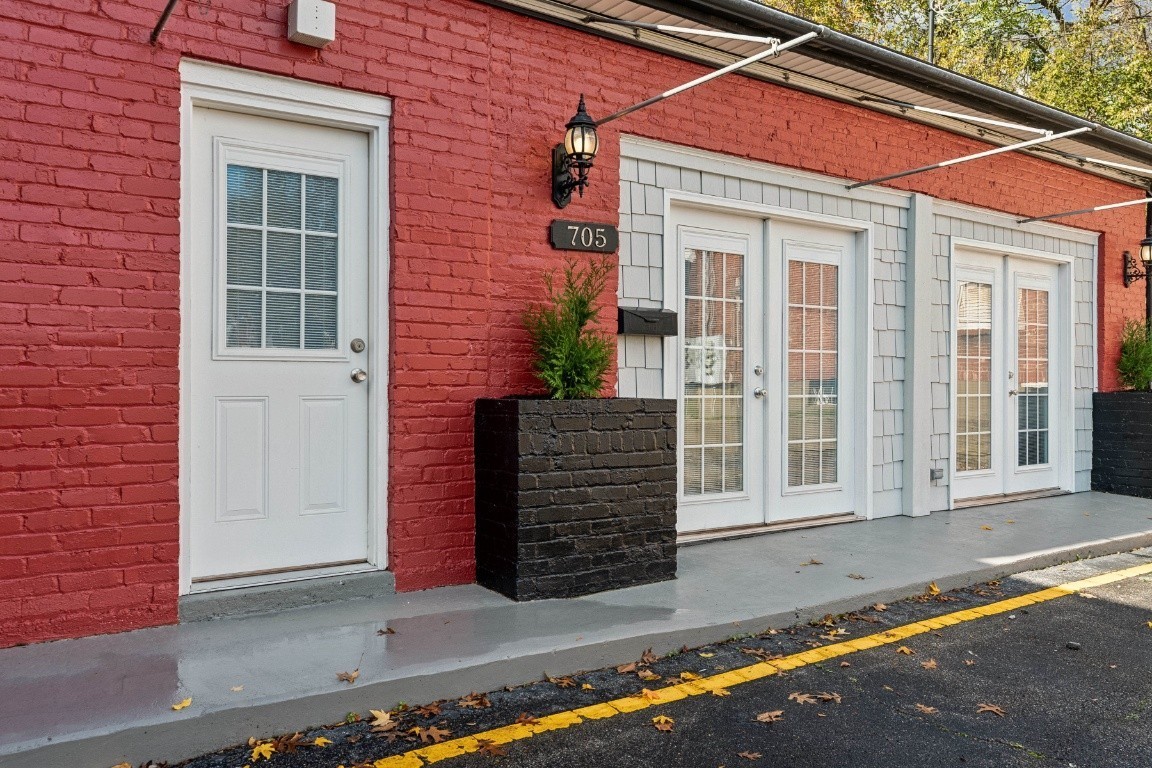 705 Dunnington St