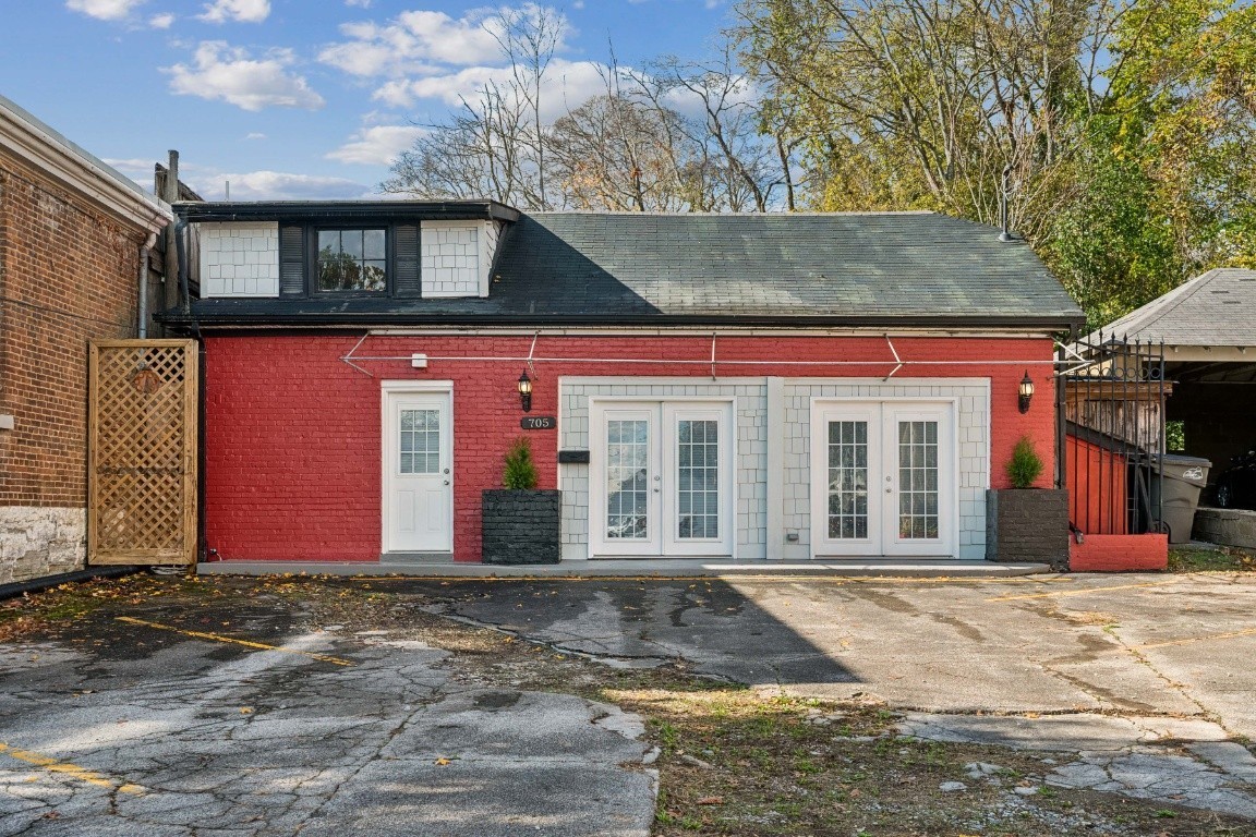 705 Dunnington St