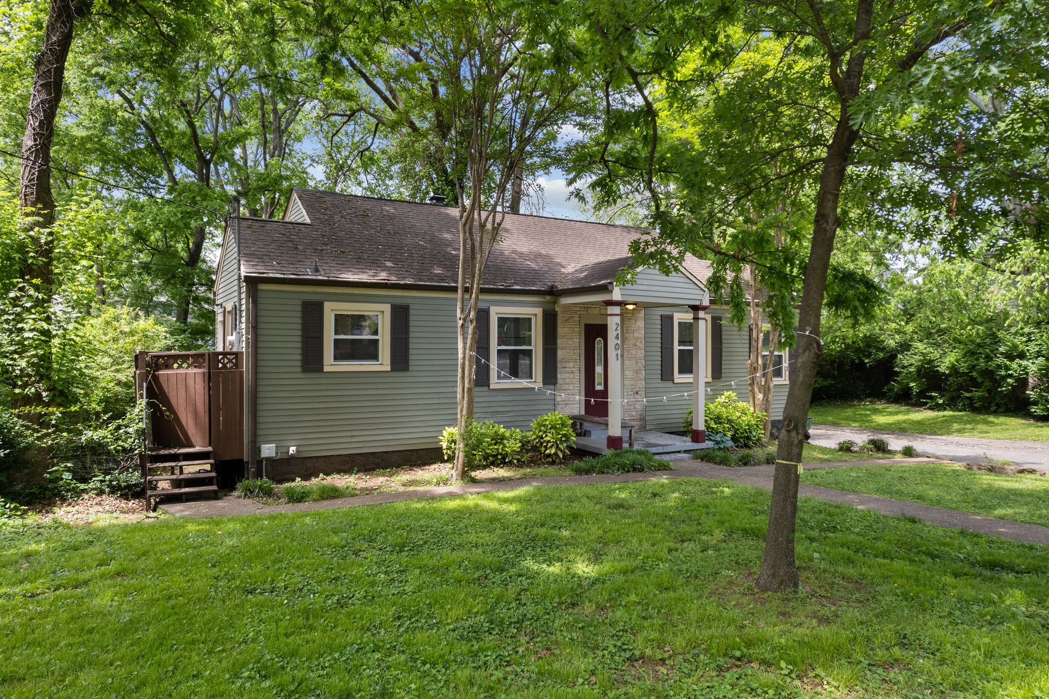 2401 Vaulx Ln