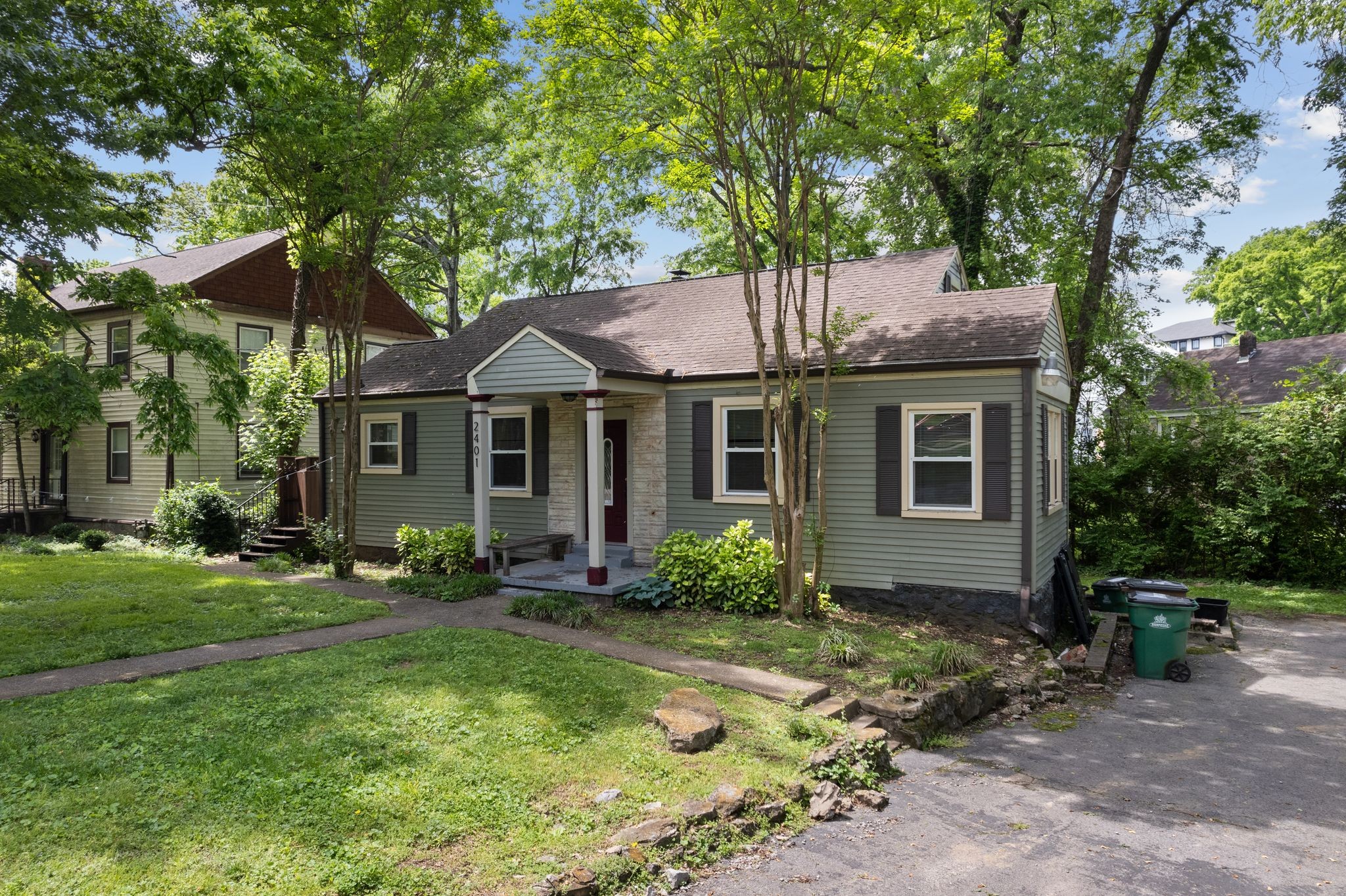 2401 Vaulx Ln