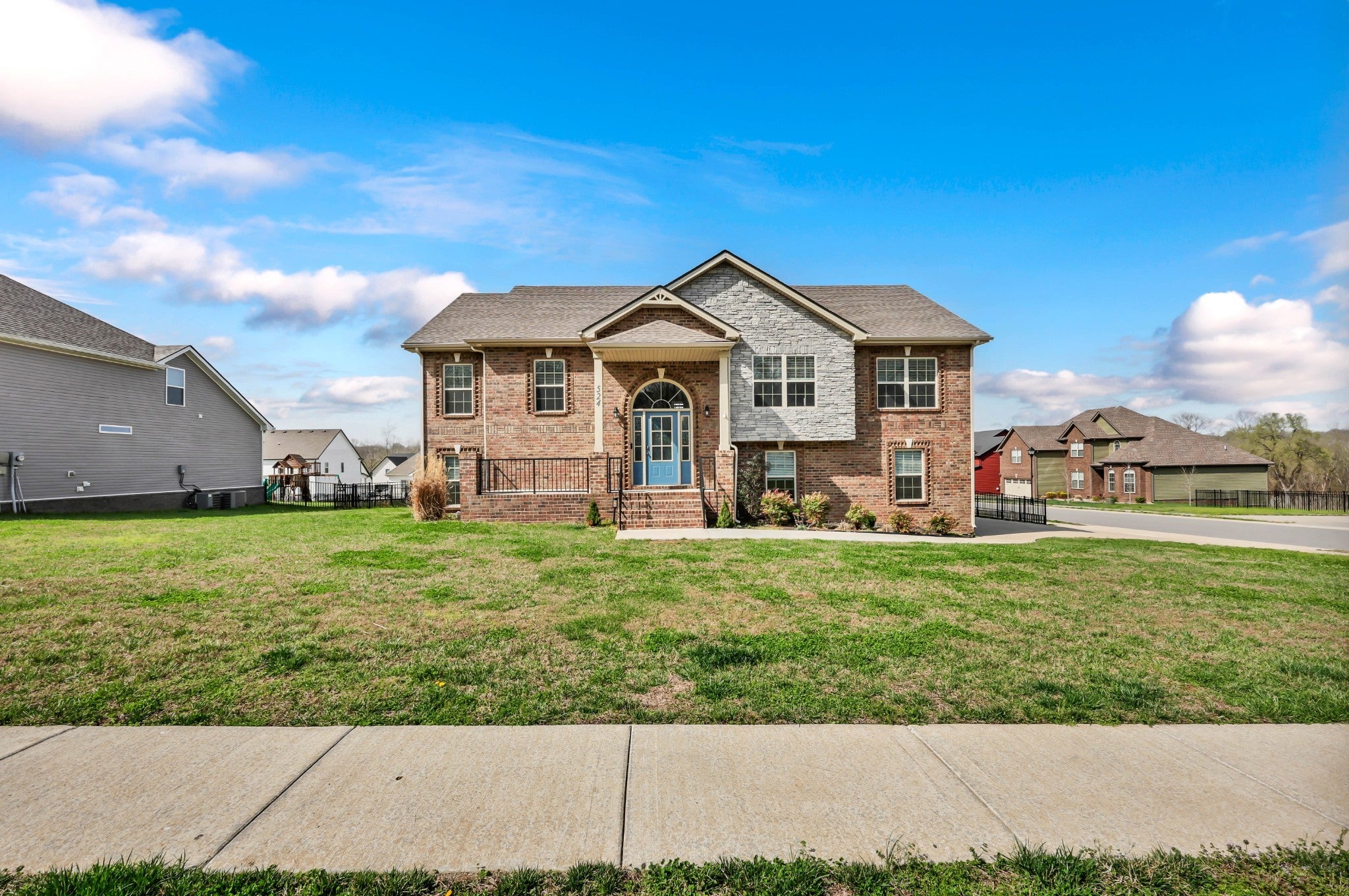 524 Cresthaven Ln