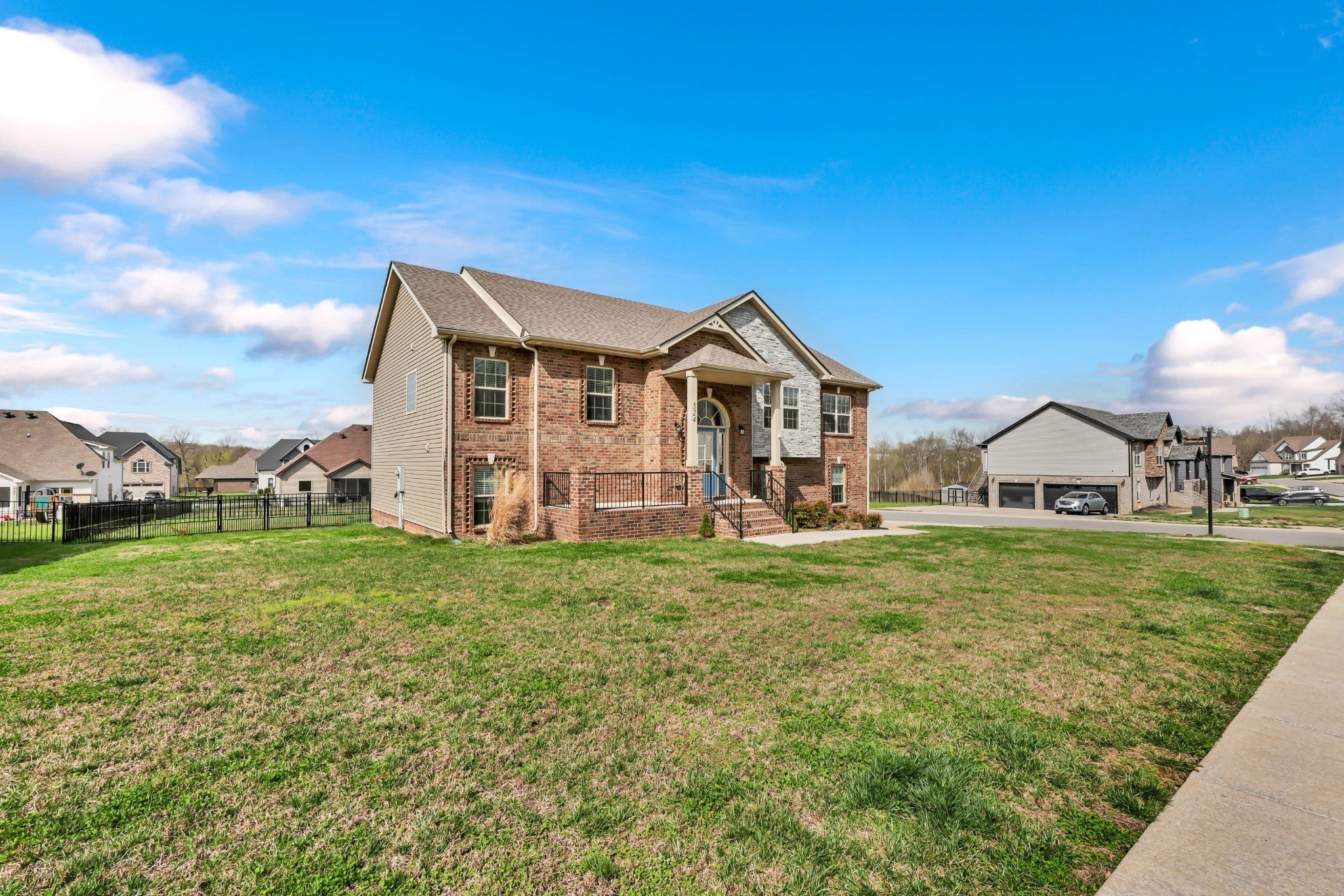 524 Cresthaven Ln