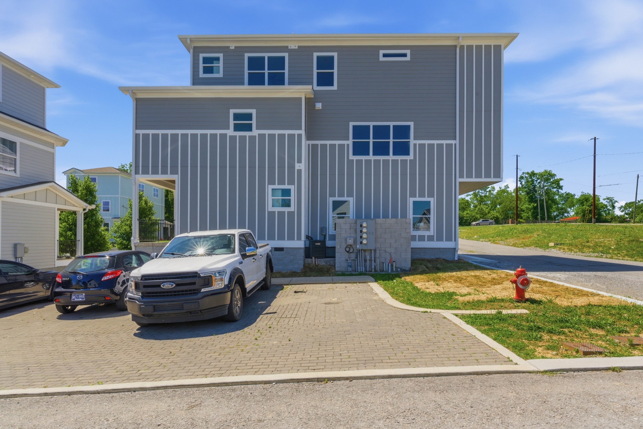 1121 Lawrence Ave E 3