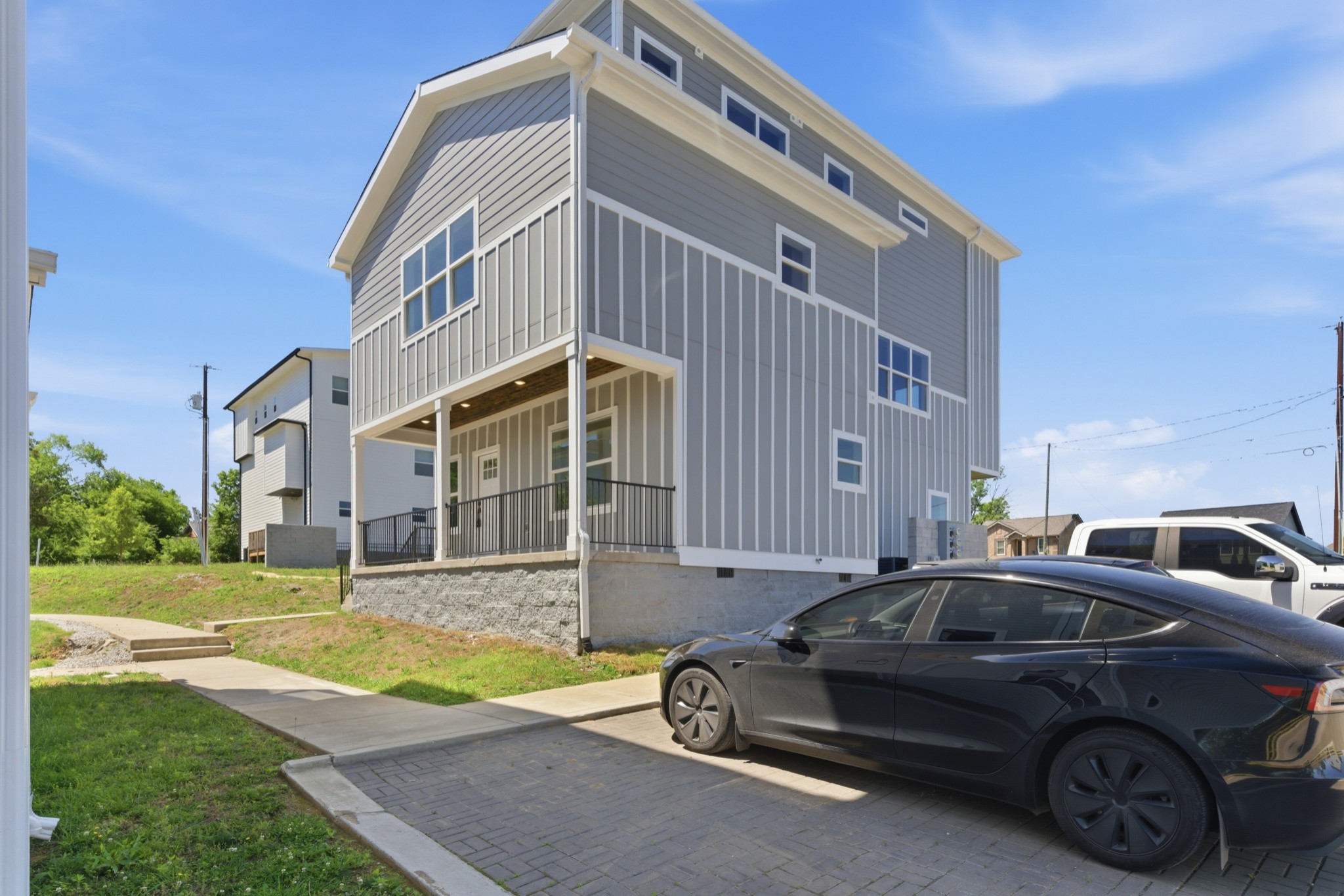 1121 Lawrence Ave E 3