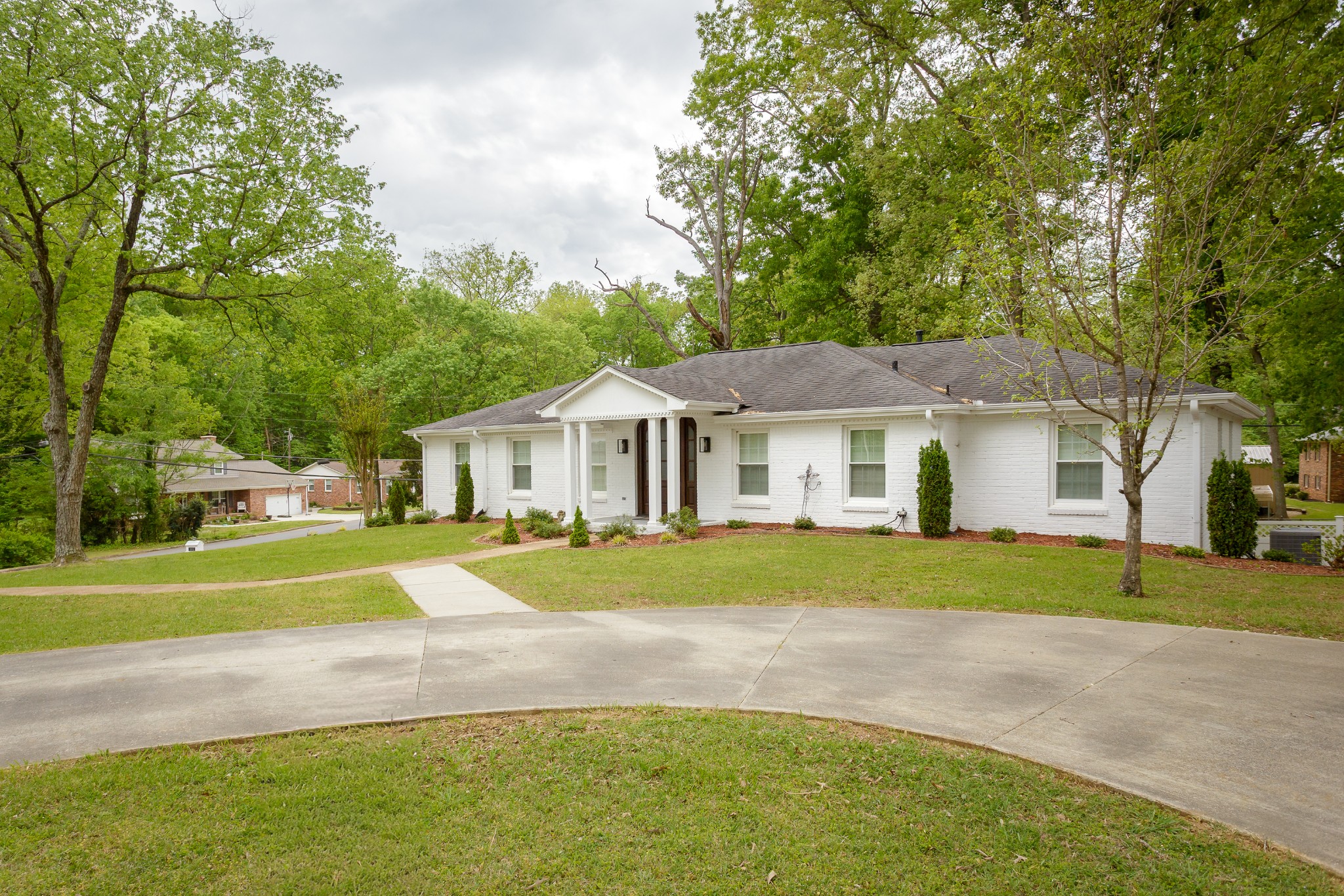 102 Colonial Dr