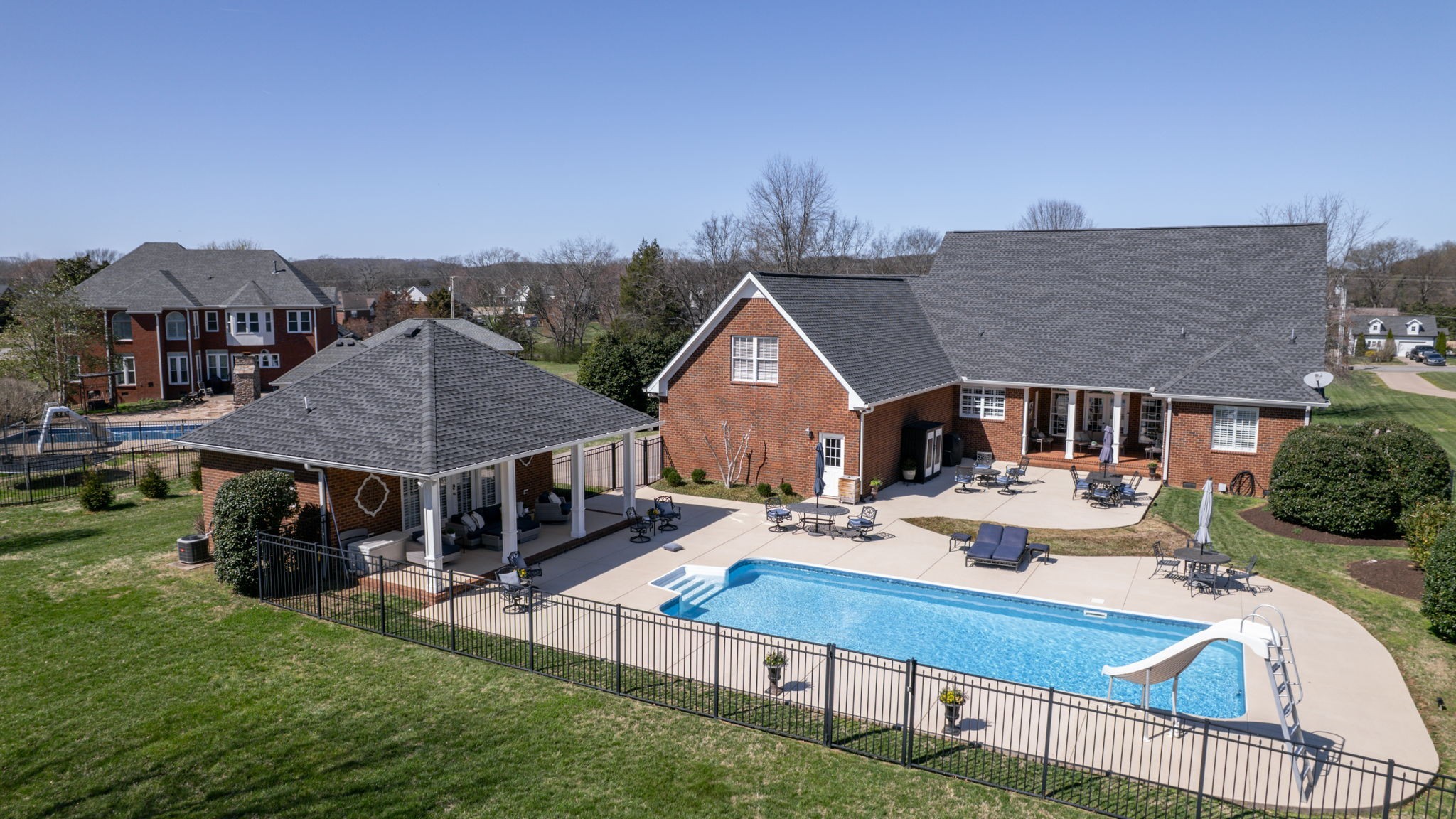 737 Rob Ln