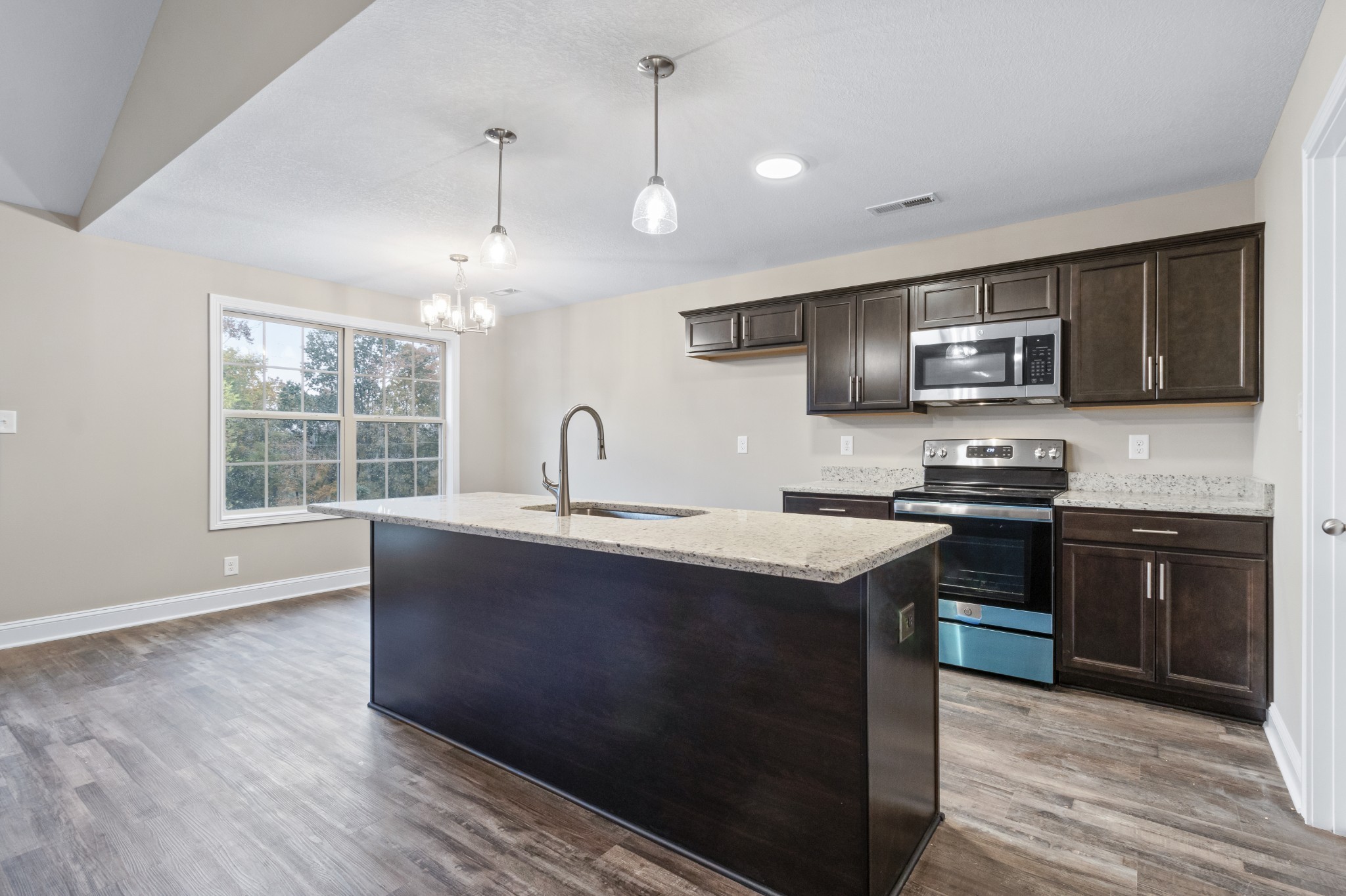 Clarksville, Tennessee 37040, United States, 3 Bedrooms Bedrooms, ,2 BathroomsBathrooms,Residential,Pending,86165